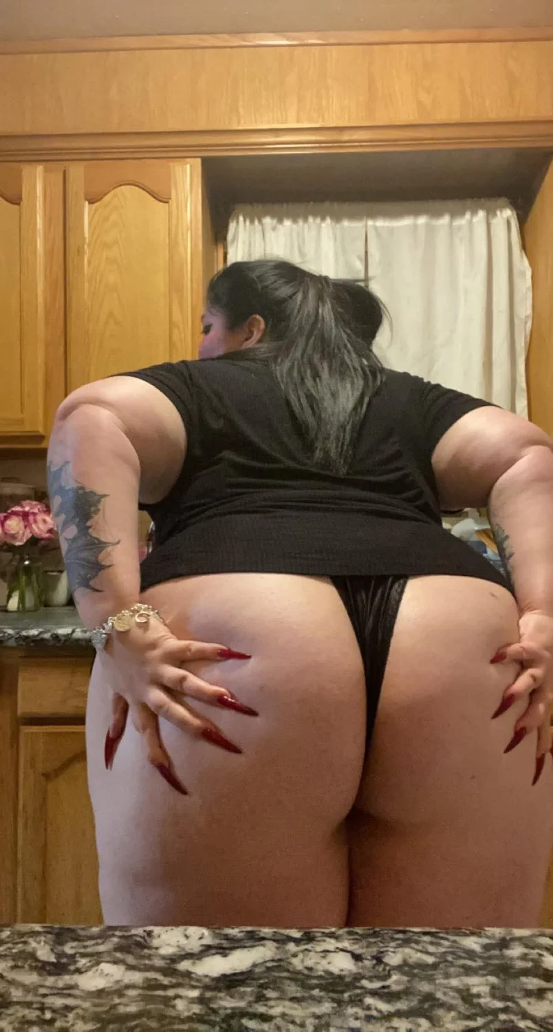 Butterface with big booty sucking dihh image 3