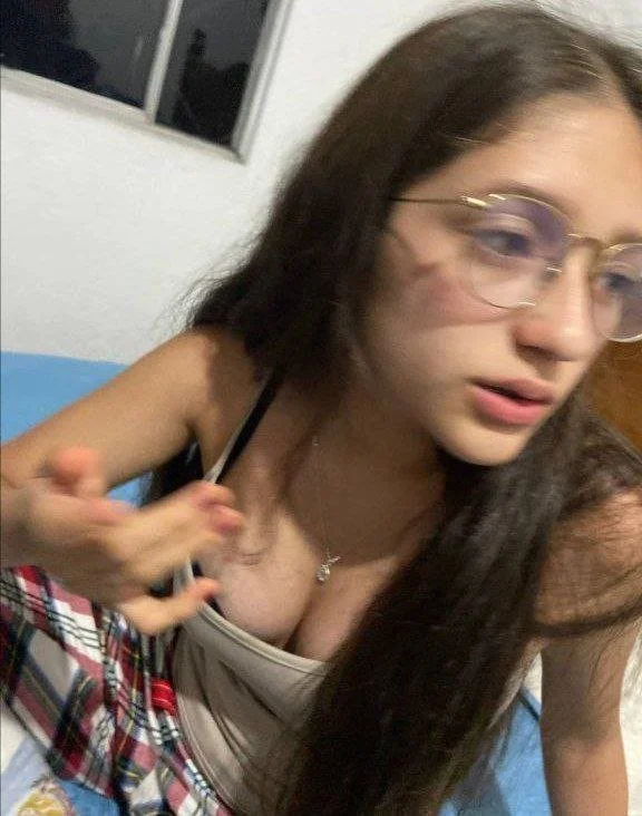 Pendeja con rica vagina image 5