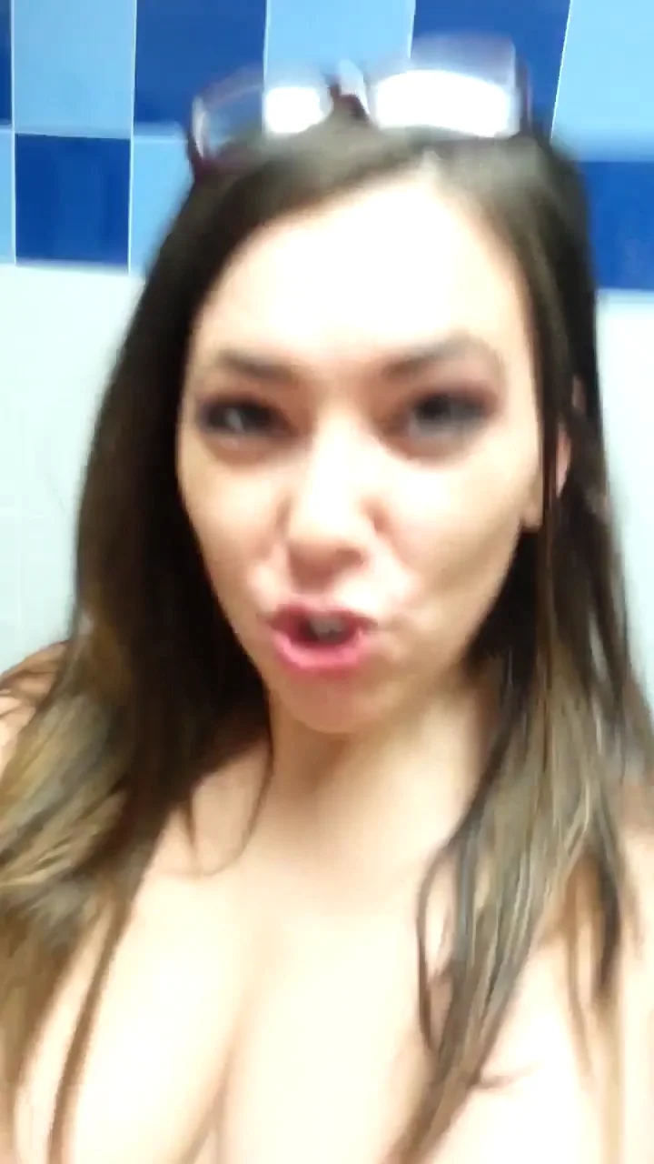 Compañera cogiendo con su novio en el baño del trabajo image 8