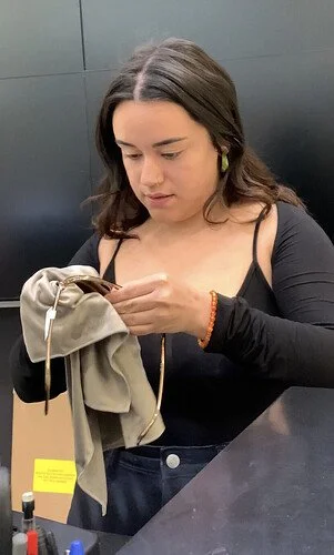 gordinha gata peituda sem sutiã com blusa transparente main image