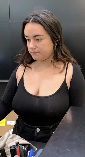 gordinha gata peituda sem sutiã com blusa transparente image 3
