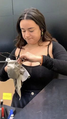 gordinha gata peituda sem sutiã com blusa transparente image 5
