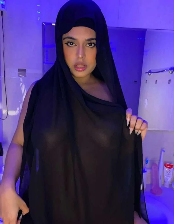 Hijabi Hoe Habiiba Exposed image 3