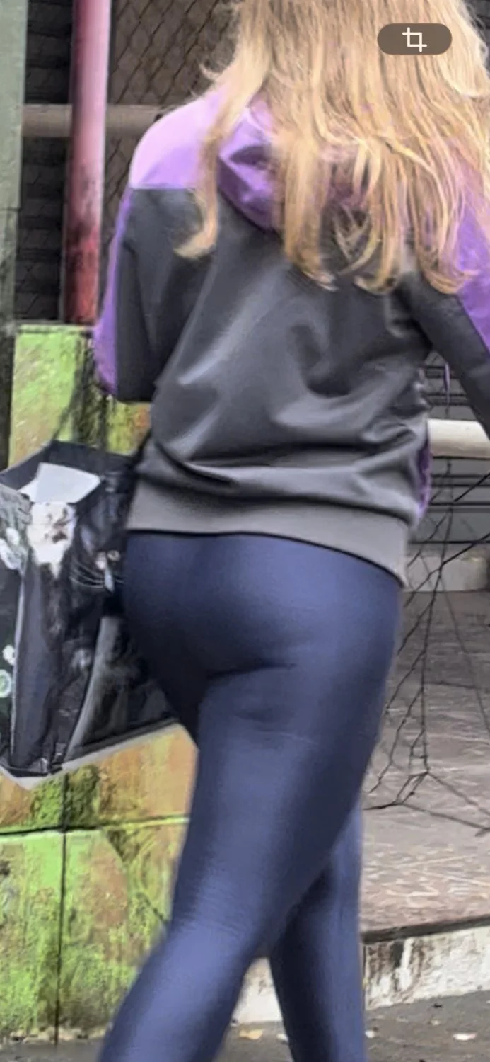 Flagra amador real loira do rabo gostoso desfilando na rua image 2