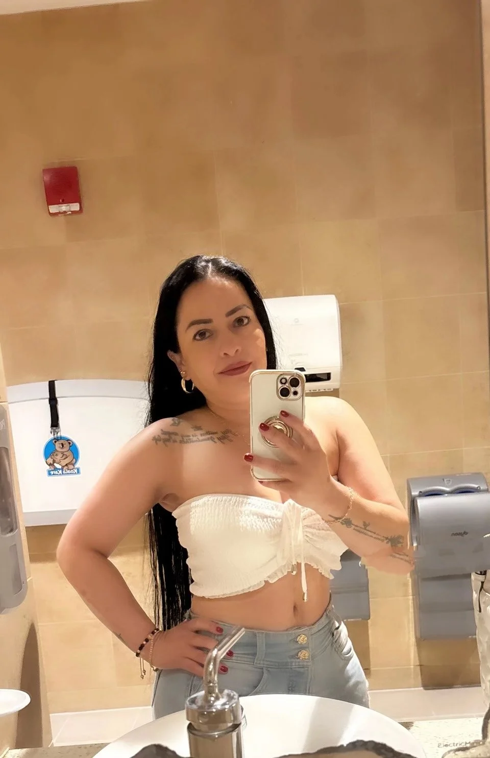 Latina Big ass hotwife image 4
