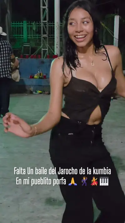 Flaca jarochita de mirada cachonda bailando y moviendo sus ricas tetas sudadas cover image