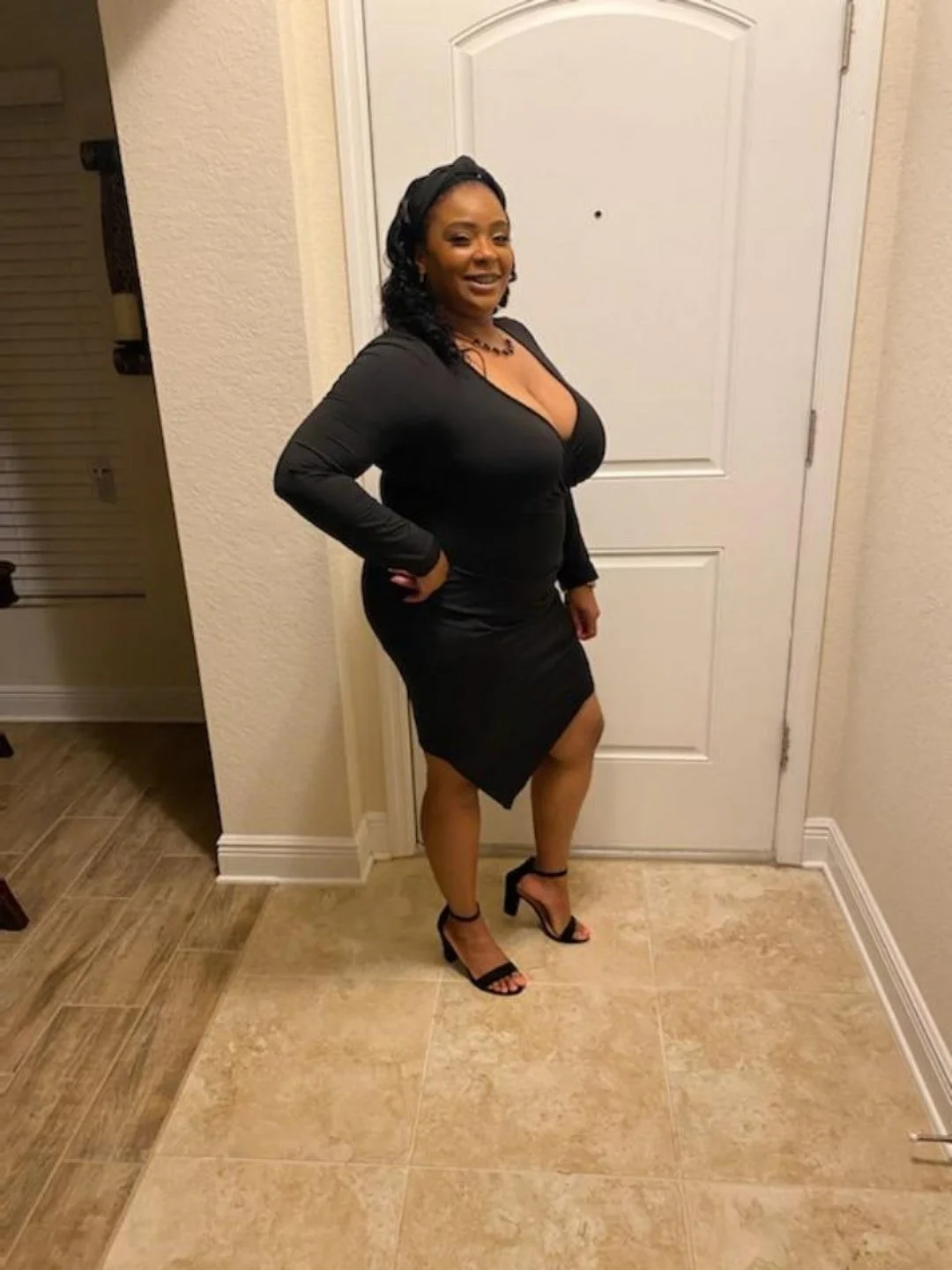 Ebony Milf likes her pussy spanked main image