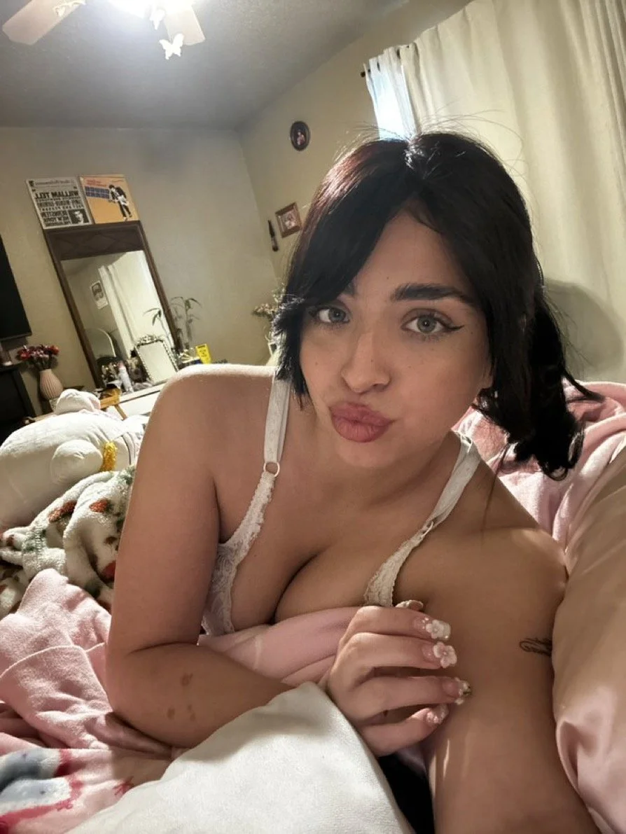 she got a bf but posts ass and feet 😂 image 17