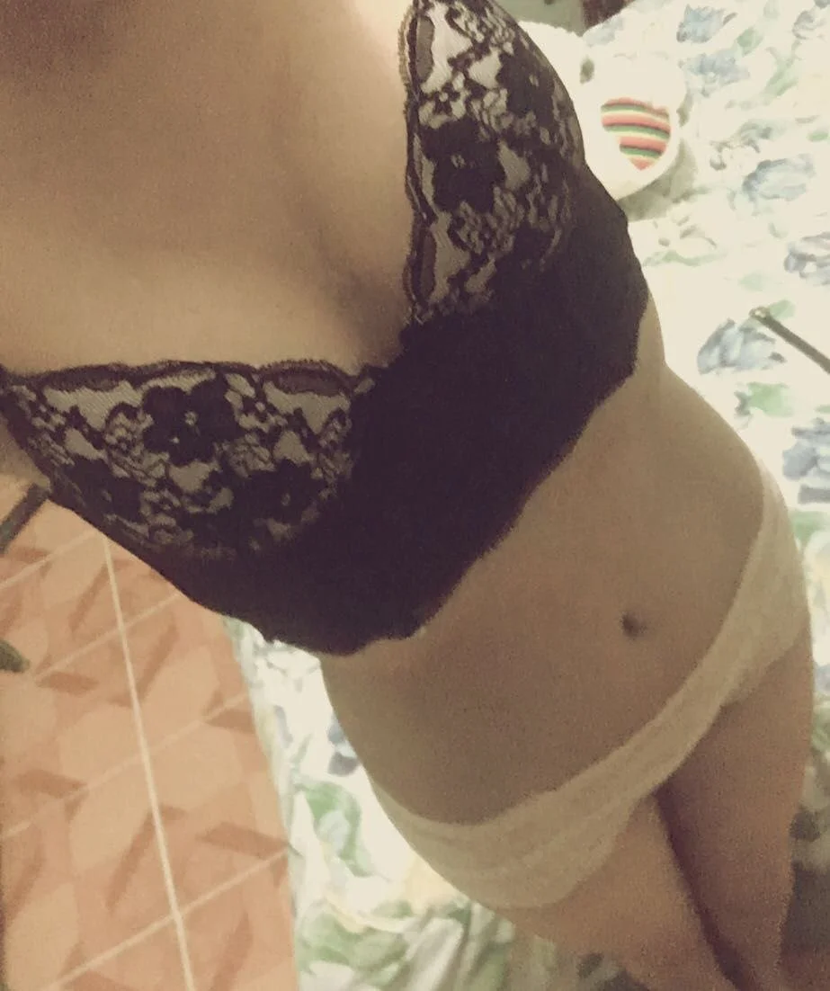 Putita nos deleita en ropita interior y nos deleita con sus propias tetas jugando para ponernos a 🔥 image 11