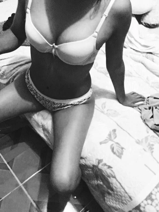 Putita nos deleita en ropita interior y nos deleita con sus propias tetas jugando para ponernos a 🔥 image 5