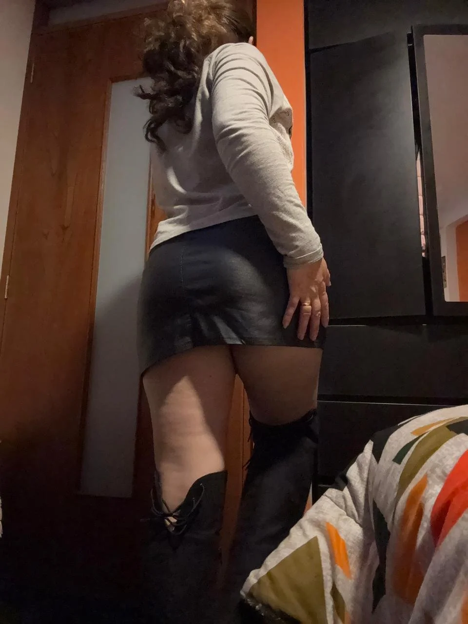 Gostosa mostrando seu bumbum guloso...mande a sua tbm main image