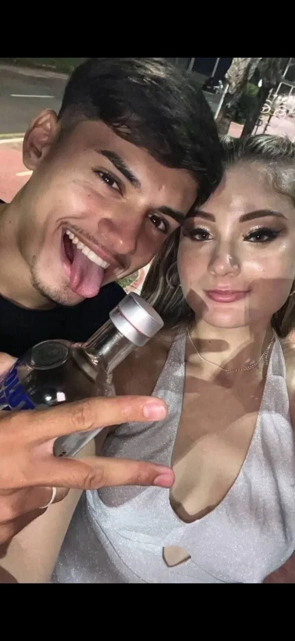 Novinha safada caiu na net mamando o namorado image 1