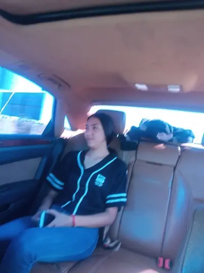 CASADA ESTAVA SEM DINHEIRO PRO UBER E COM TESÃO AÍ DEU A BUCETA PRA PAGAR🔥😈 cover image
