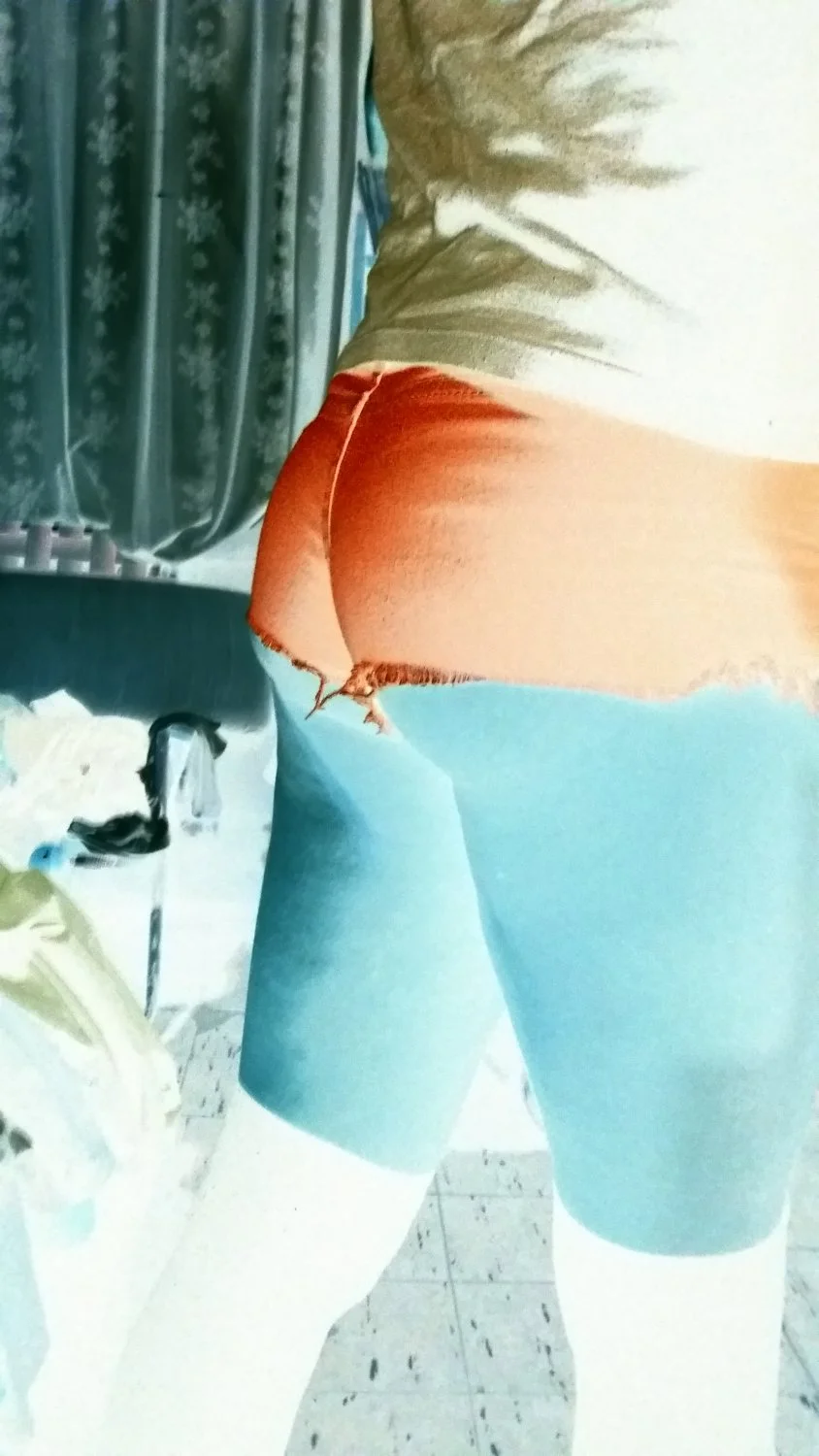 Tengo la adicción de ponerme ropa de mujer, verme al espejo, pajearme el culo... image 10