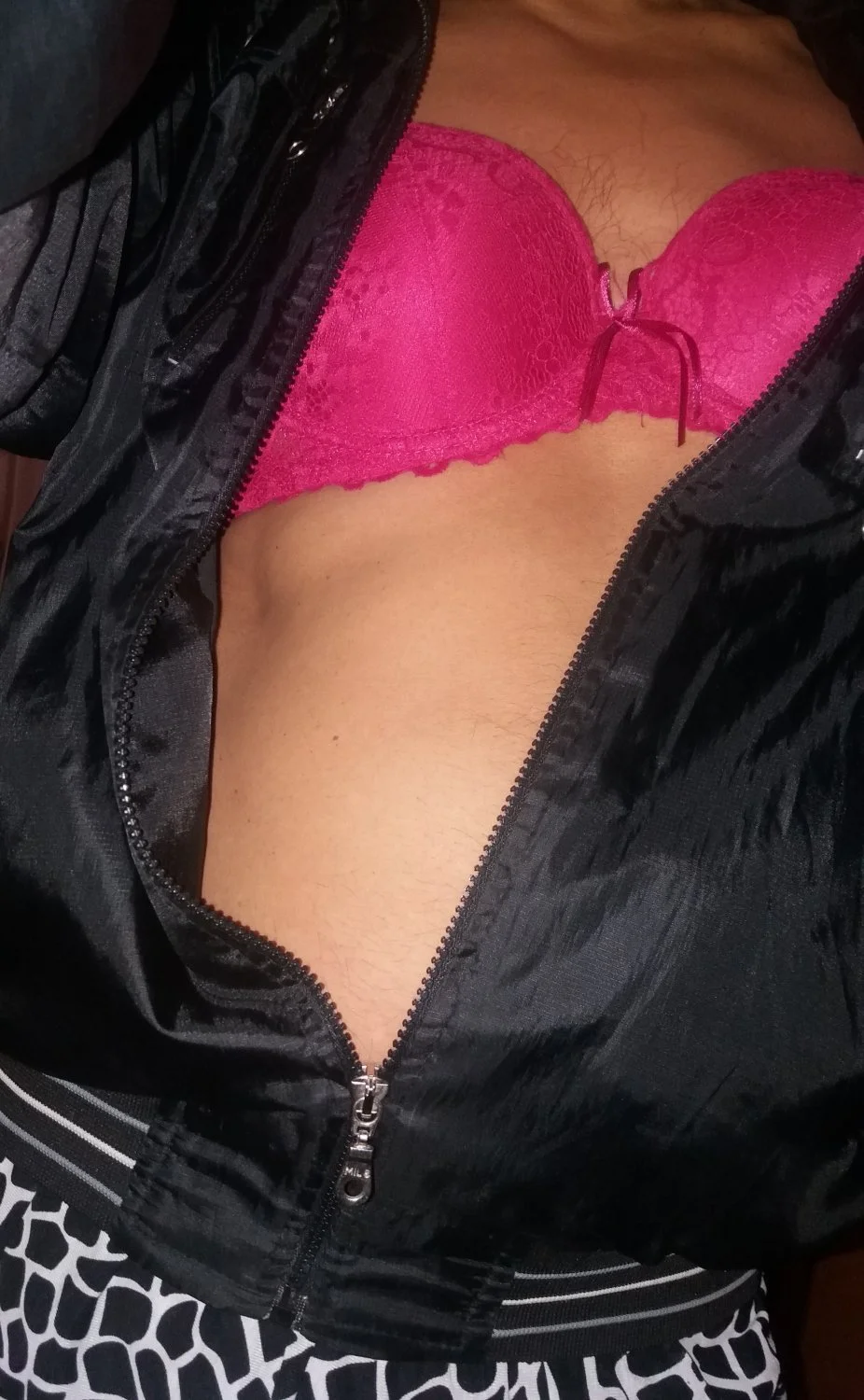 Tengo la adicción de ponerme ropa de mujer, verme al espejo, pajearme el culo... image 12