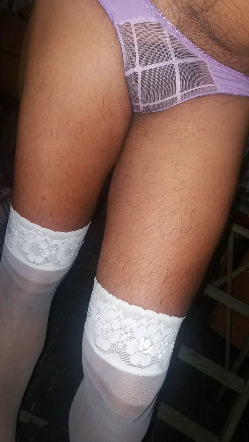 Tengo la adicción de ponerme ropa de mujer, verme al espejo, pajearme el culo... image 13