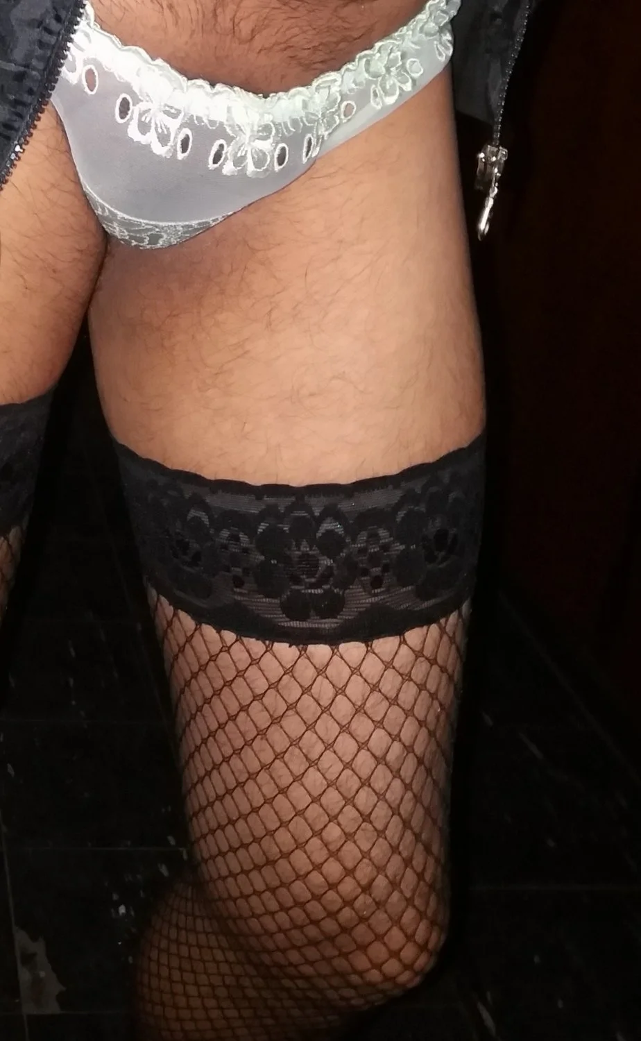 Tengo la adicción de ponerme ropa de mujer, verme al espejo, pajearme el culo... image 6