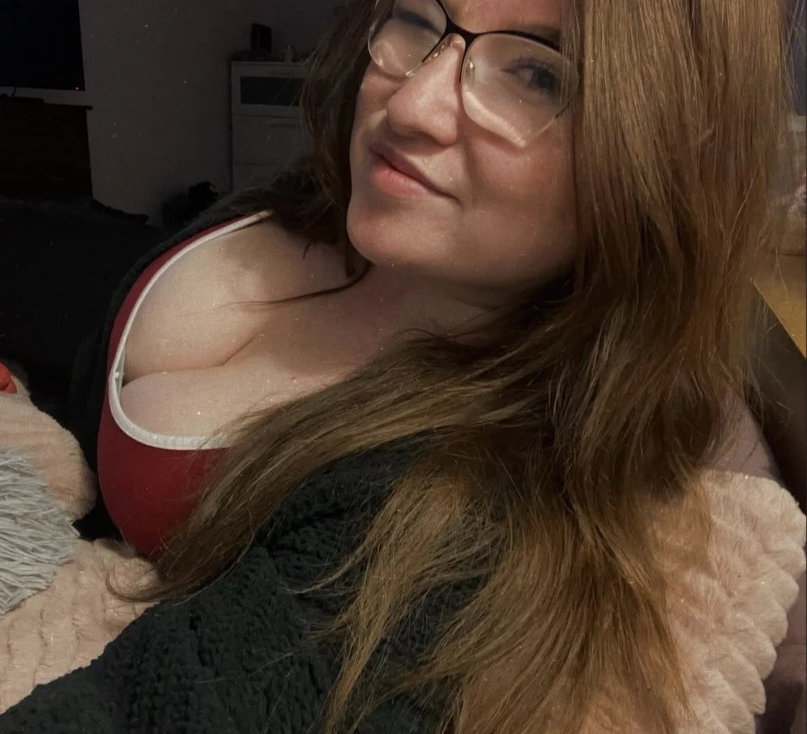 5 foot tall busty babe Hailey main image