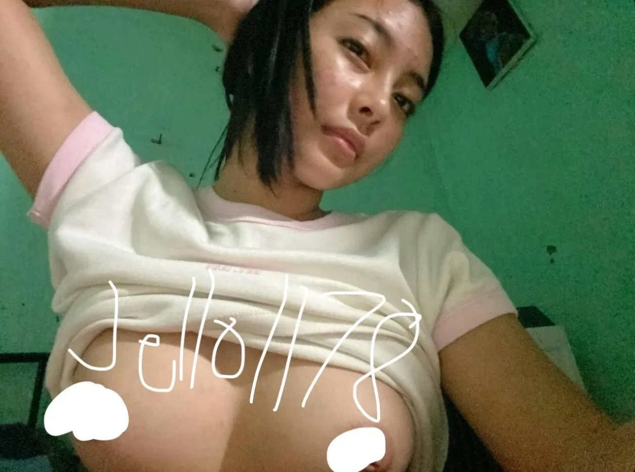 Hottest pinay flashed her wonderful tits. main image