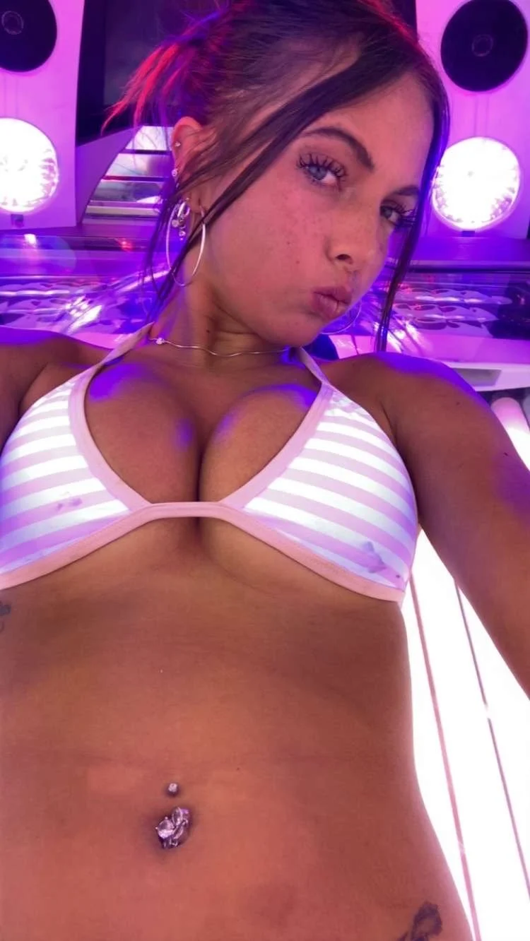 Teen slut gets her tapes and huge tits leaked image 5