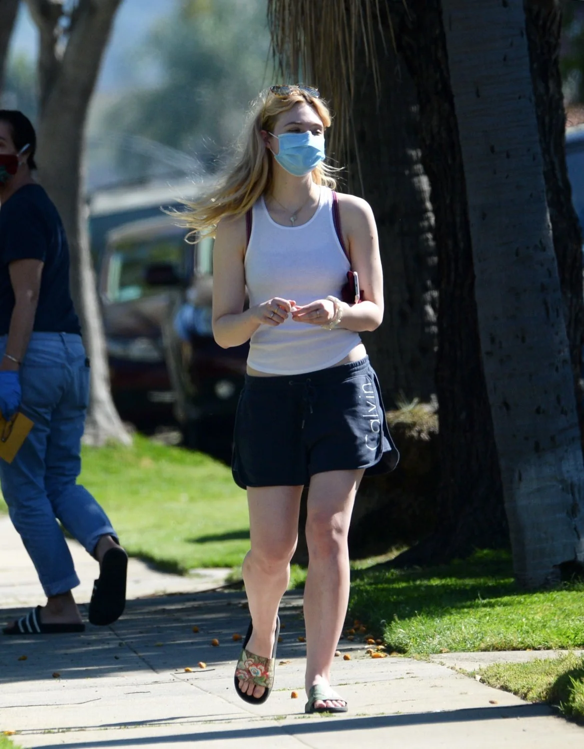 Elle-Fanning-Feet-4387582 (3) image 8