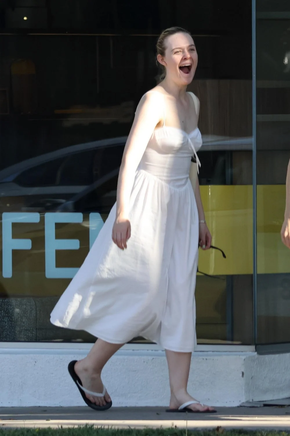 Elle-Fanning-Feet-4387582 (3) image 9
