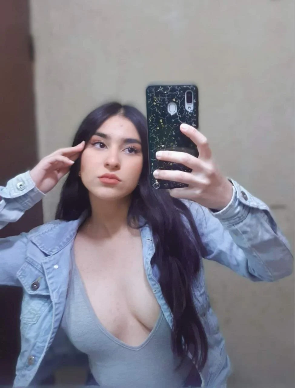 Pendeja trola flakita sexy mini tetas grabándose bailando main image