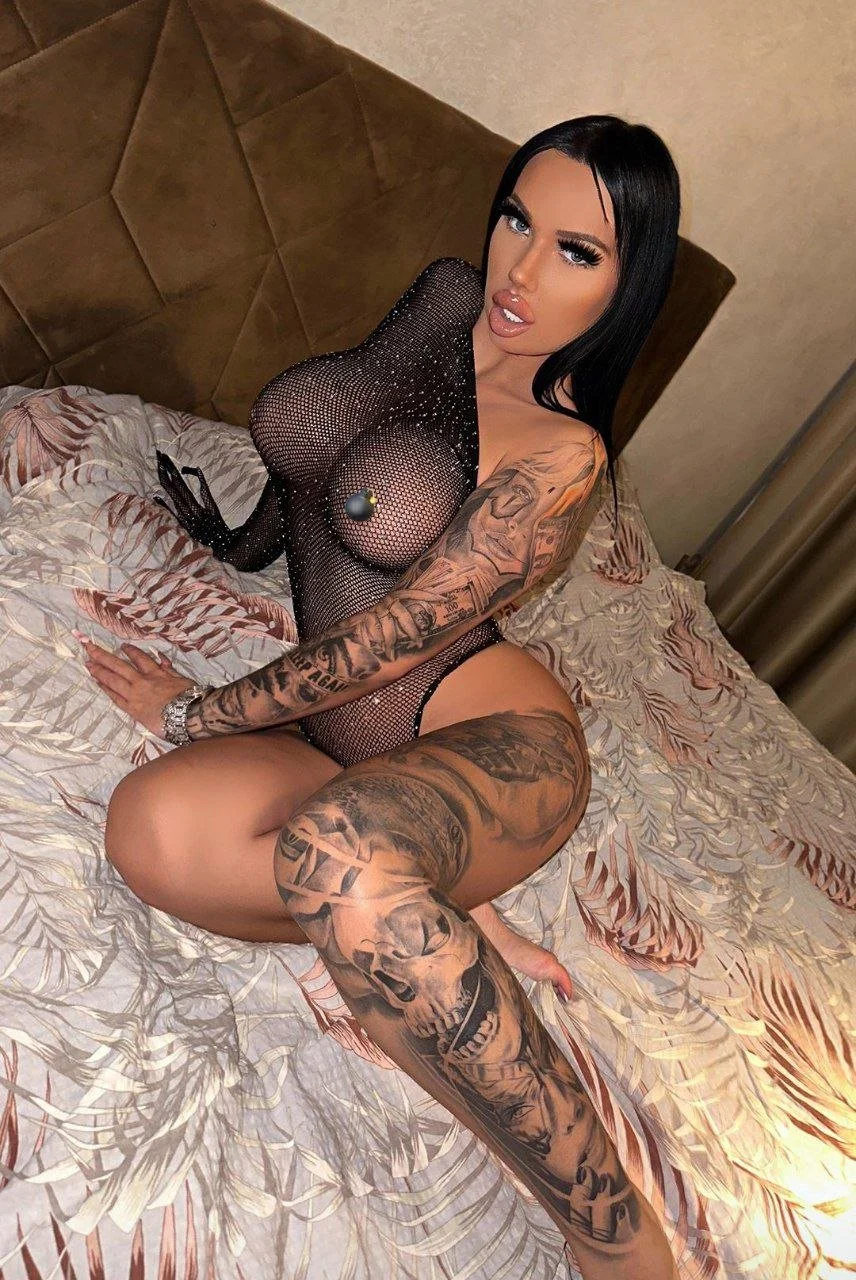 Huge perfect tits on this model - Iq image 3