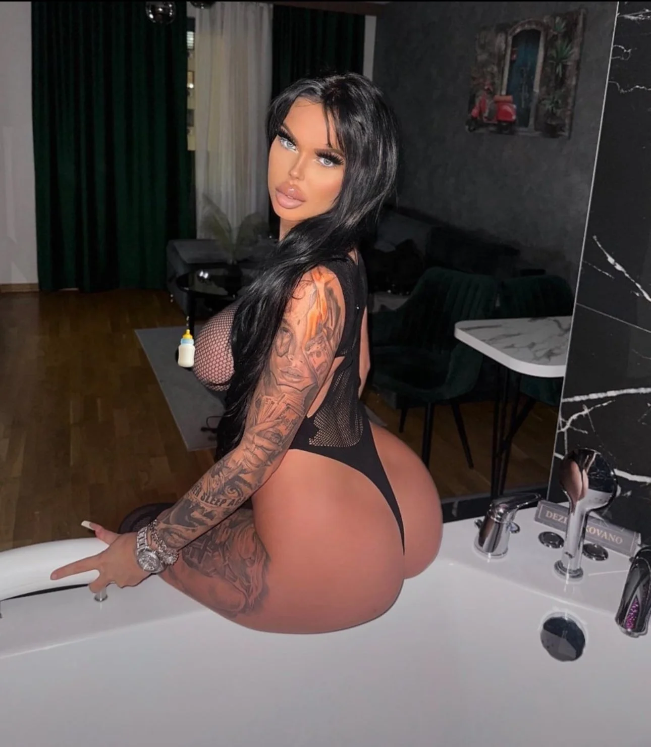 Huge perfect tits on this model - Iq image 7