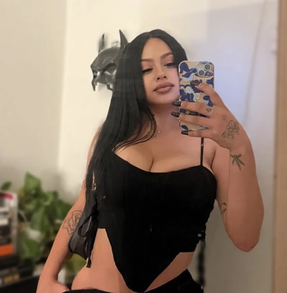 This Latina milf slut is sexy image 5