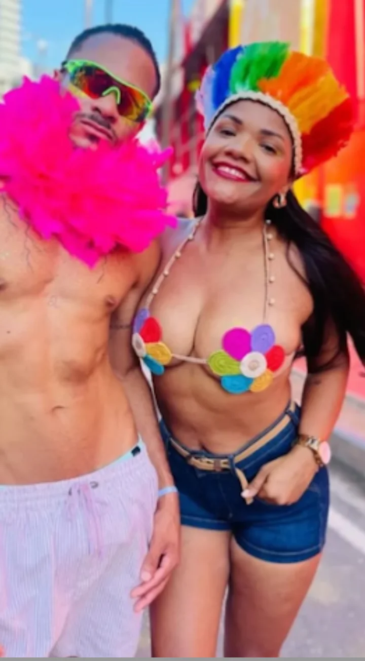 Mulher linda no canarval main image