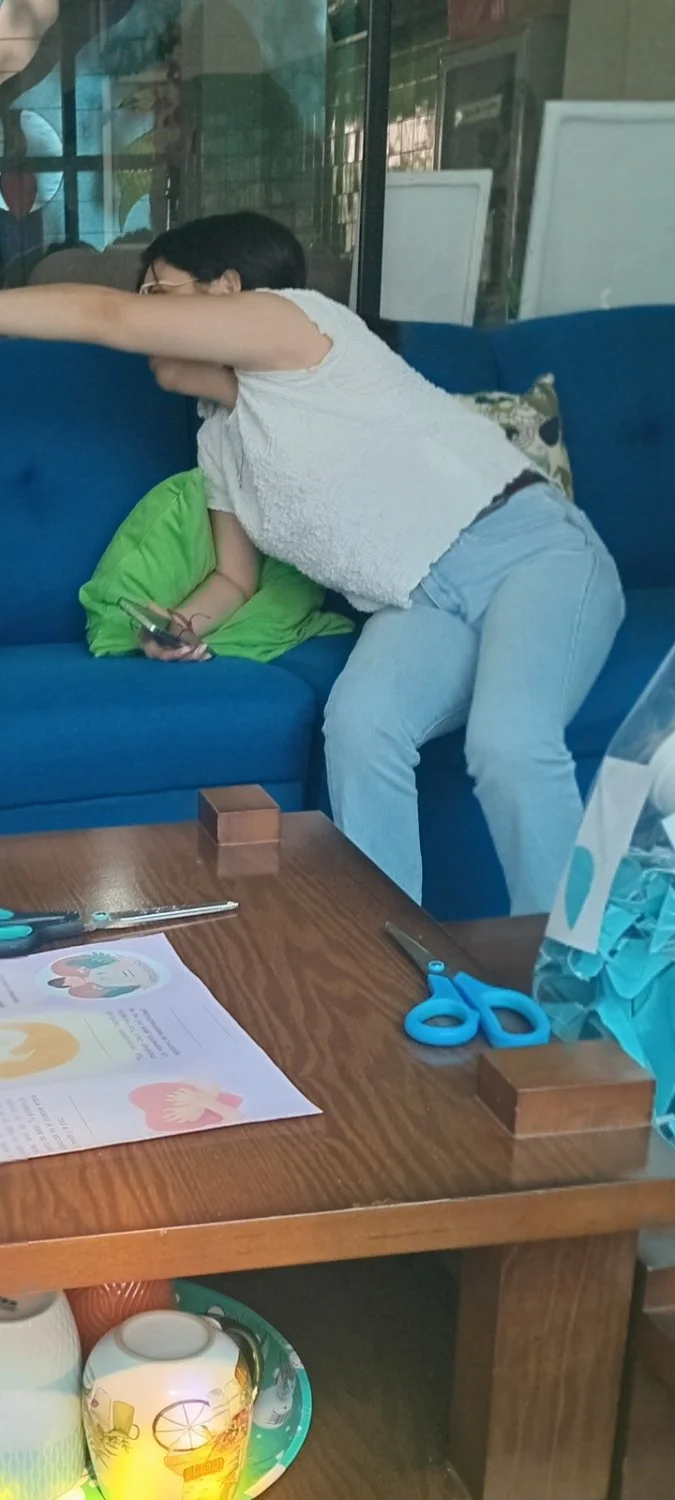 Que rica esta mini puta image 12