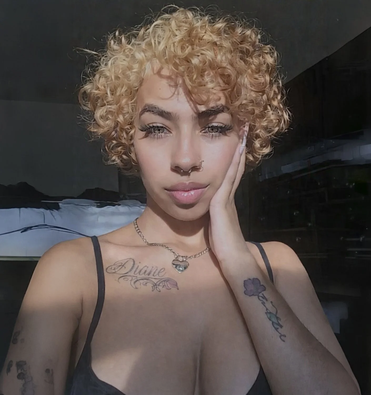 Lightskin hottie giving blowjob main image