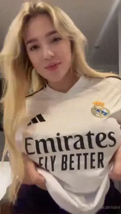 Hermosa rubia aficionada del Real Madrid jugando con sus tetas cover image
