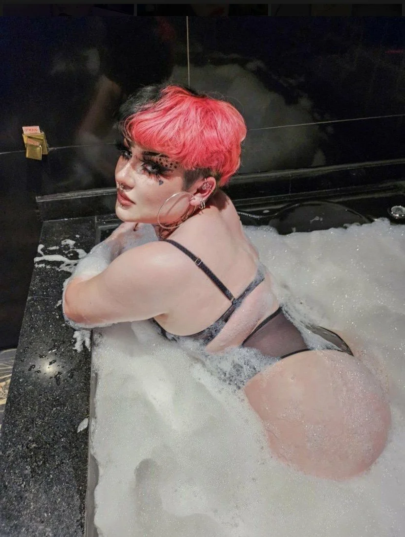 Novinha gótica rabuda image 3