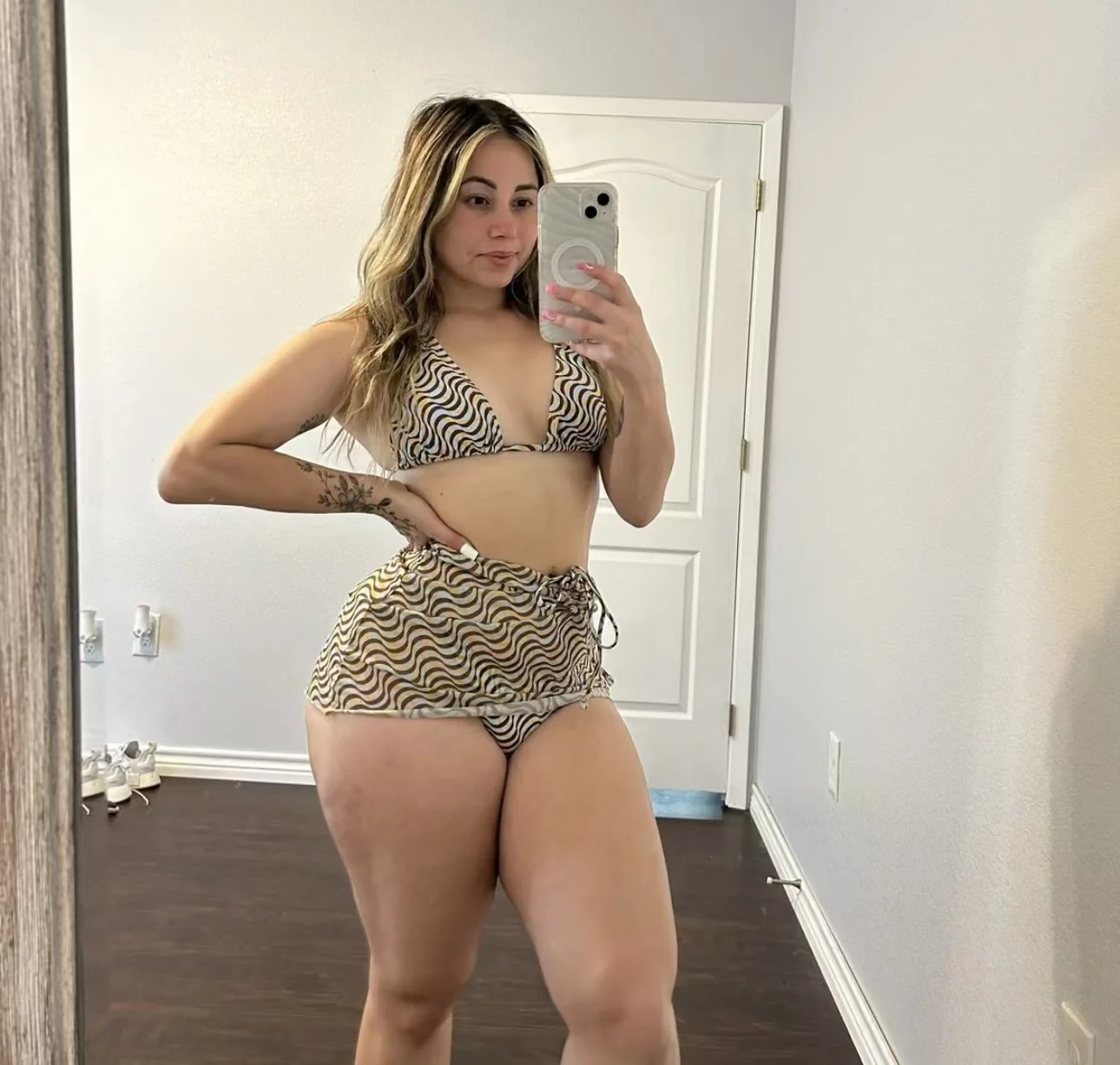 Latina with fat ass Saren image 2