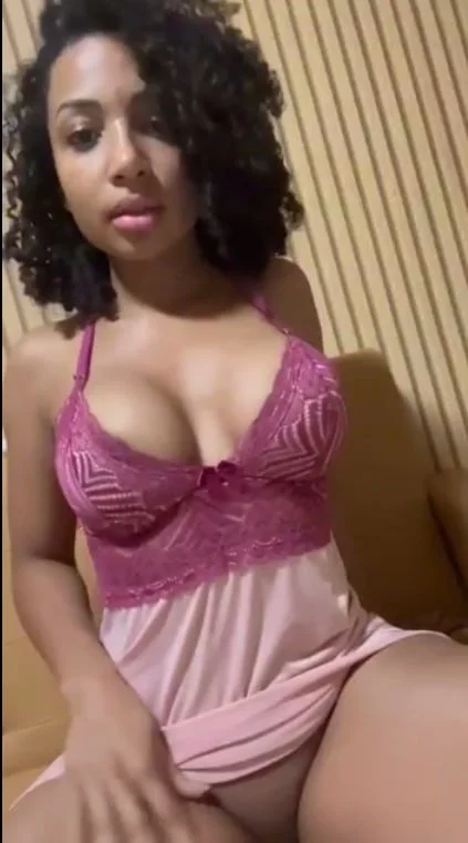 Ele dividiu a esposa gostosa e ainda deixou botar no cú, porém vazou o filminho deles🔥🥵 image 1