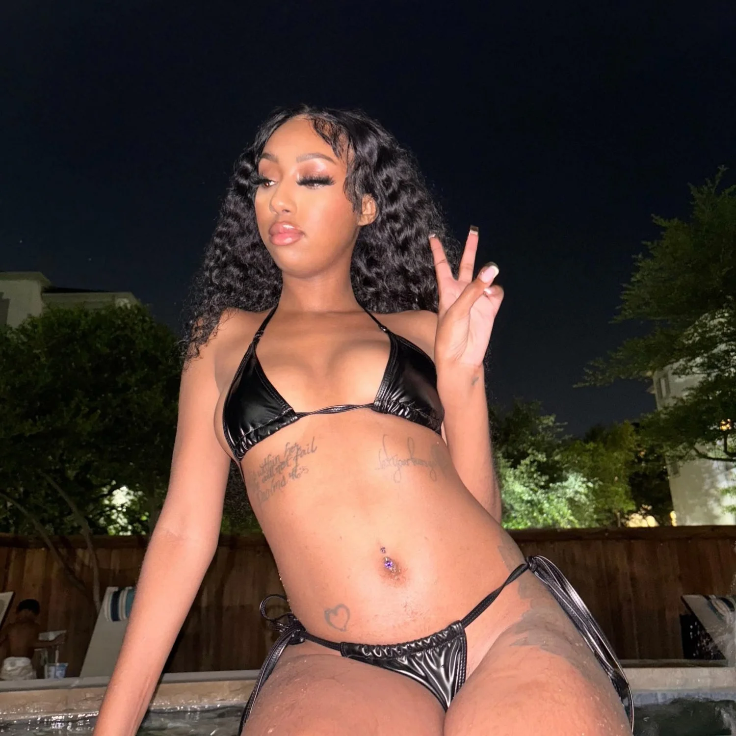 Perrita negra hot image 19