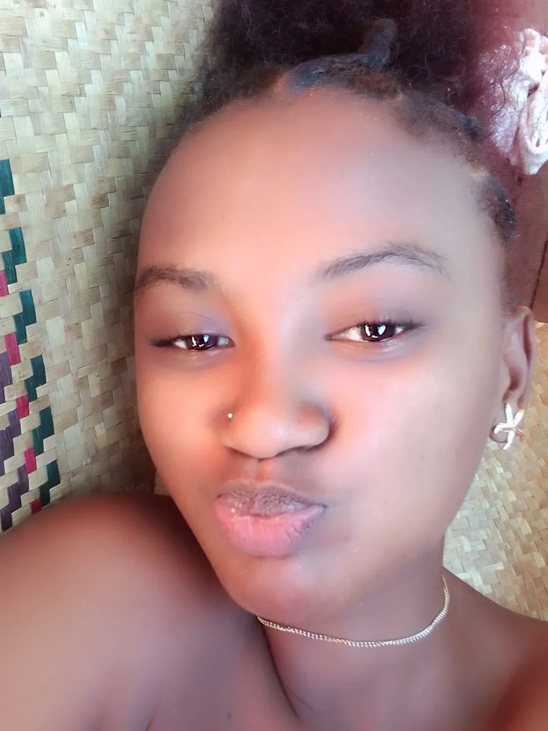IMG-20260519-coming up next naked Madagascar girl Je m'appelle chesiliah ariline j'ai 20ans et toi main image