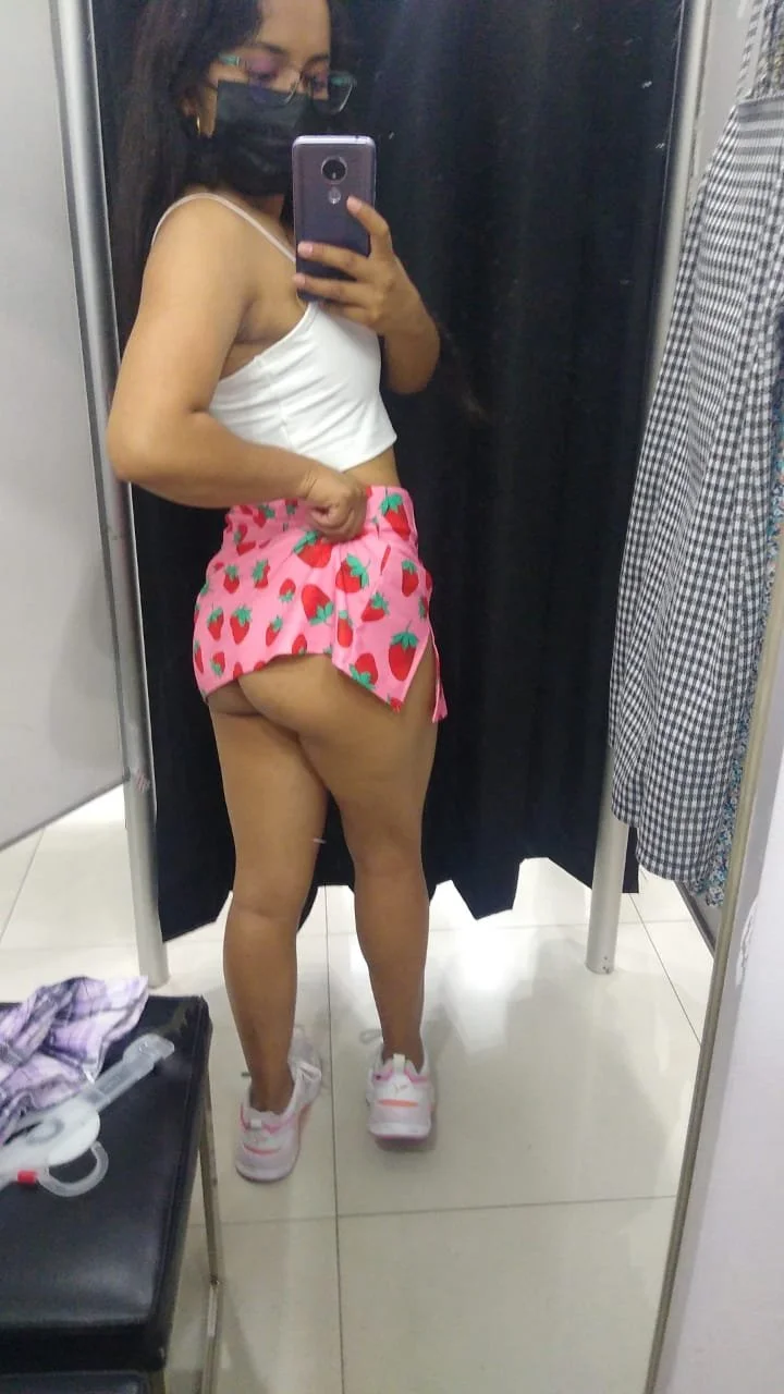 Morrita desnuda en vestidor image 2