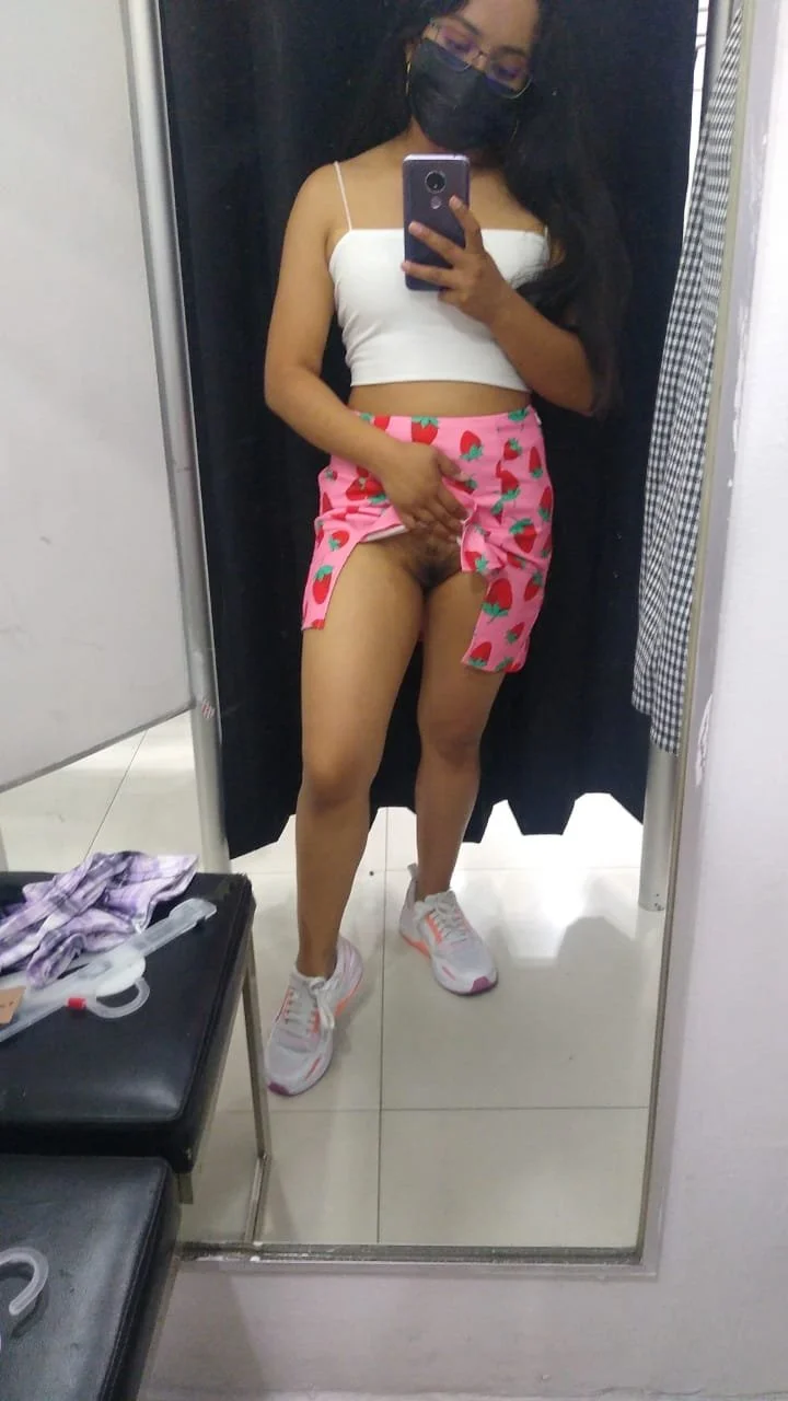 Morrita desnuda en vestidor image 3