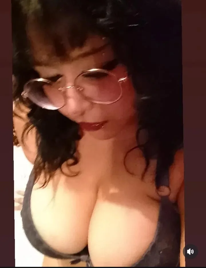 Putita mexicana con grandes tetas image 3