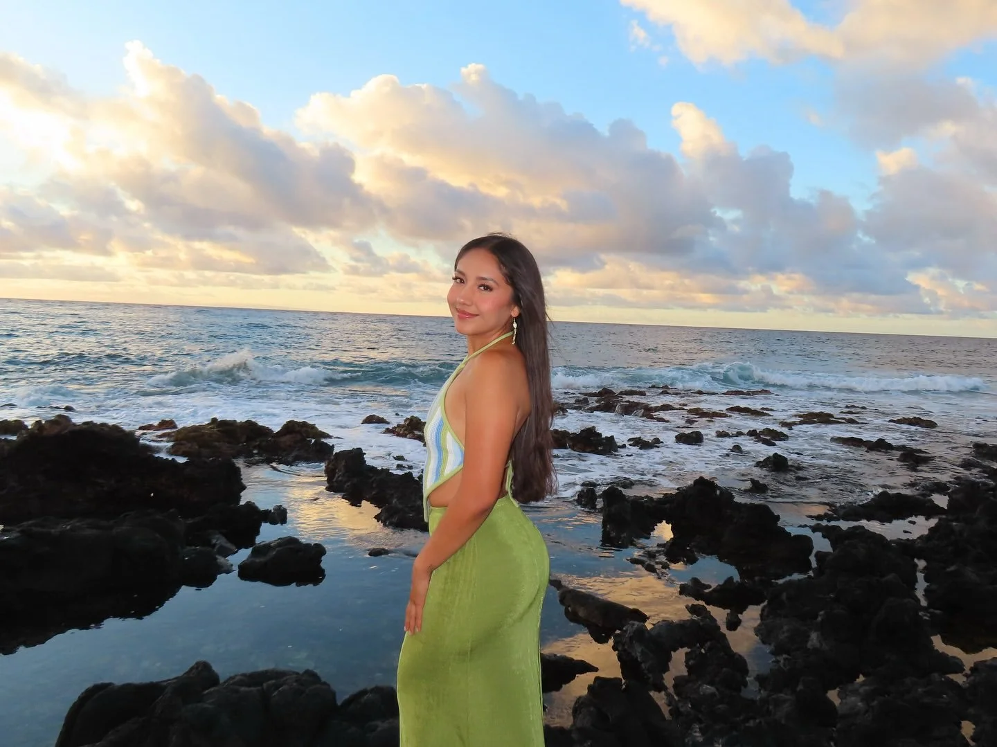Latina baddie in Hawaii image 3