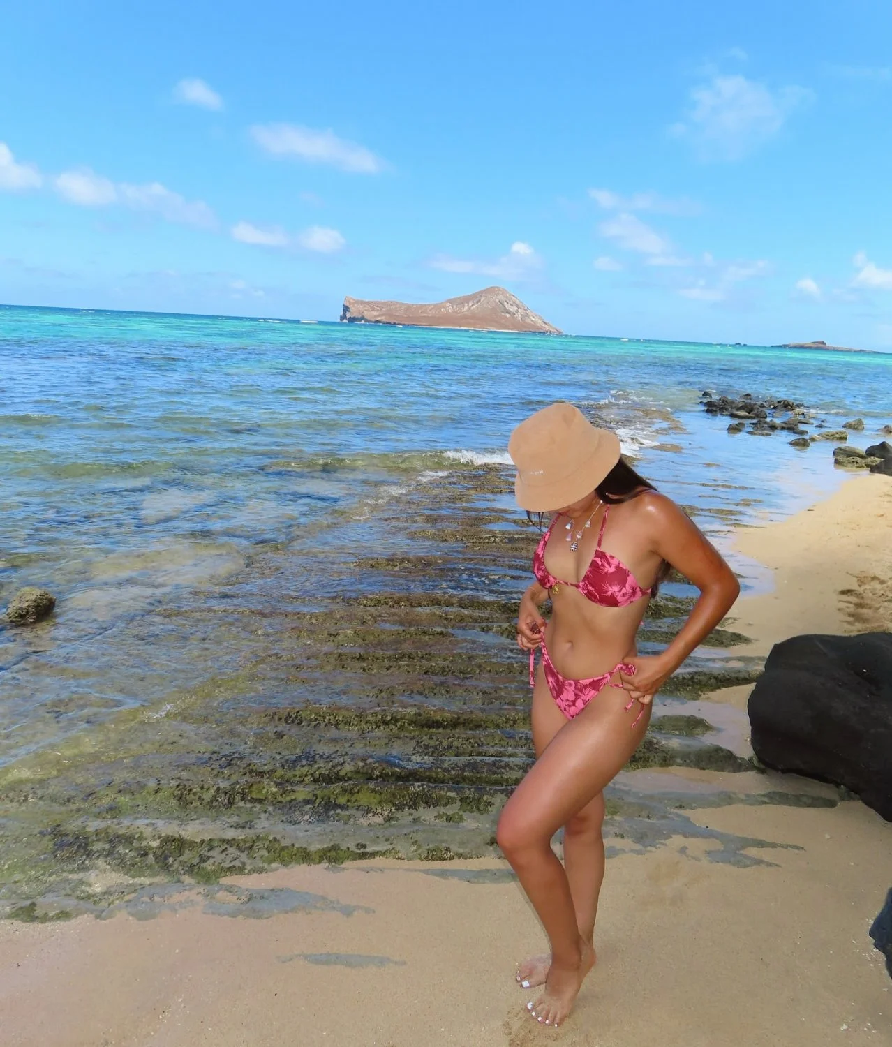 Latina baddie in Hawaii image 4