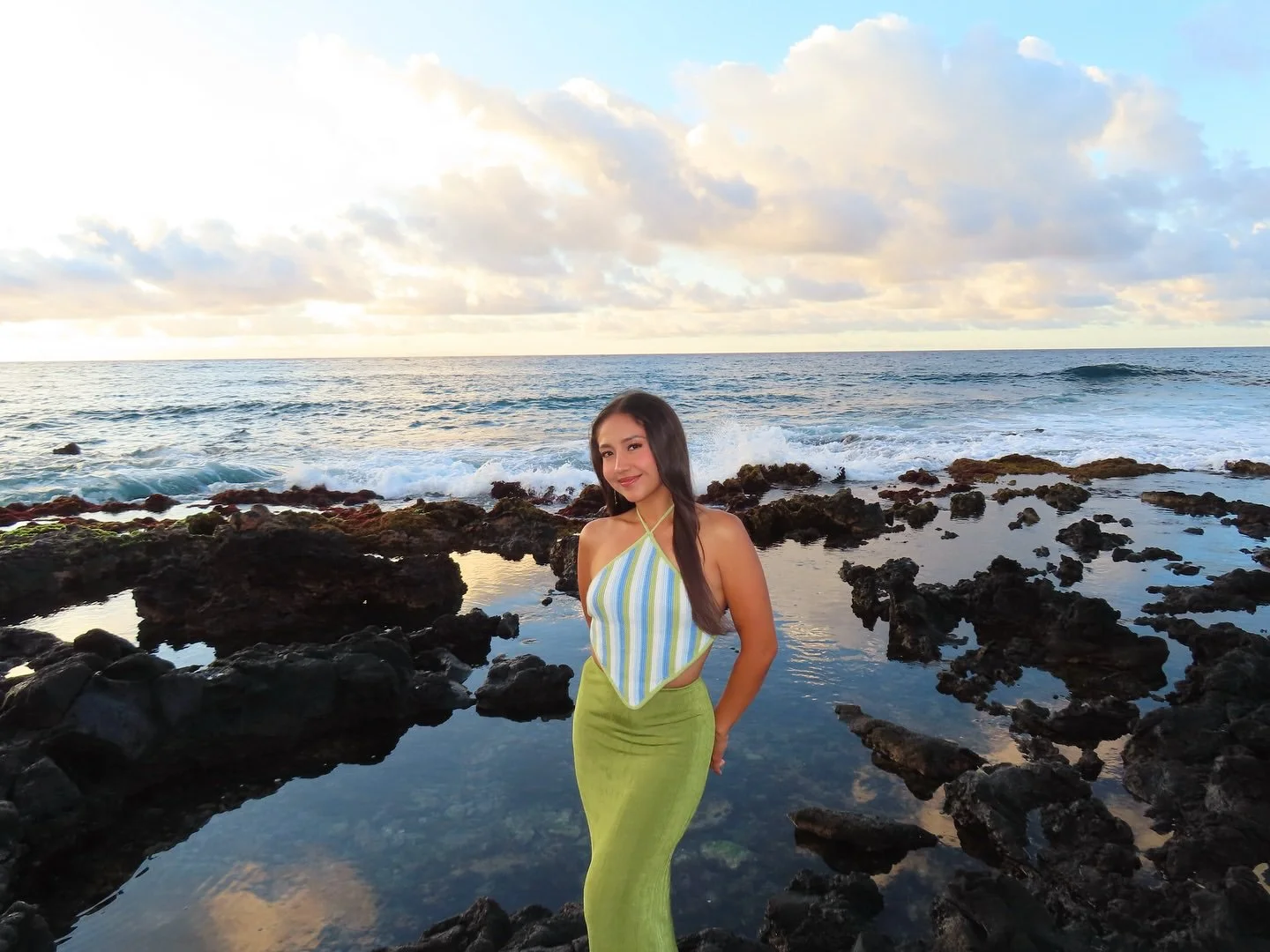 Latina baddie in Hawaii image 5