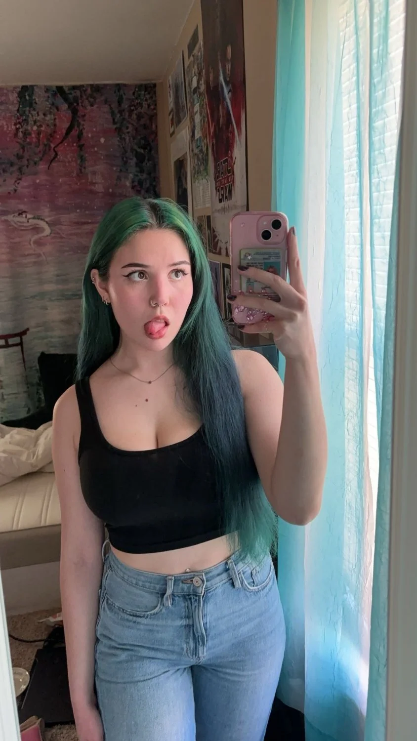 Big tit college beauty Scarlett image 2