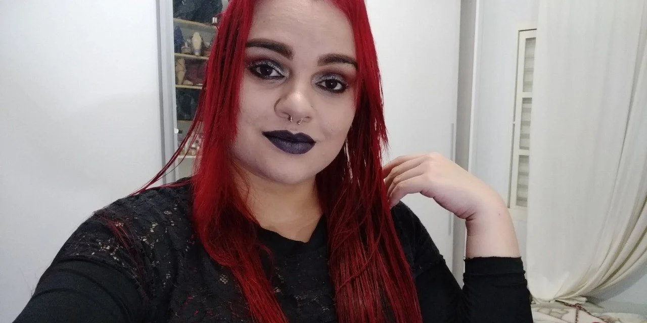 Gostosa do cabelo vermelho mostrando seu corpo gostoso e o que sabe fazer de mais gostoso... image 3