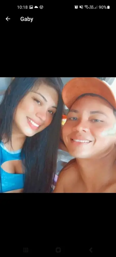 Gaby com o corno feliz cover image