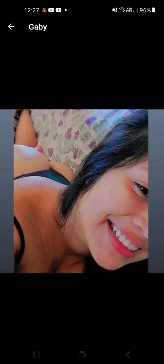 Gaby com o corno feliz image 2