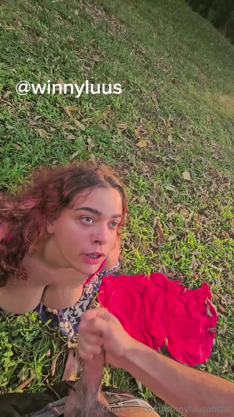 Peituda Punhetando ao Ar Livre Até Receber Leitinho image 5